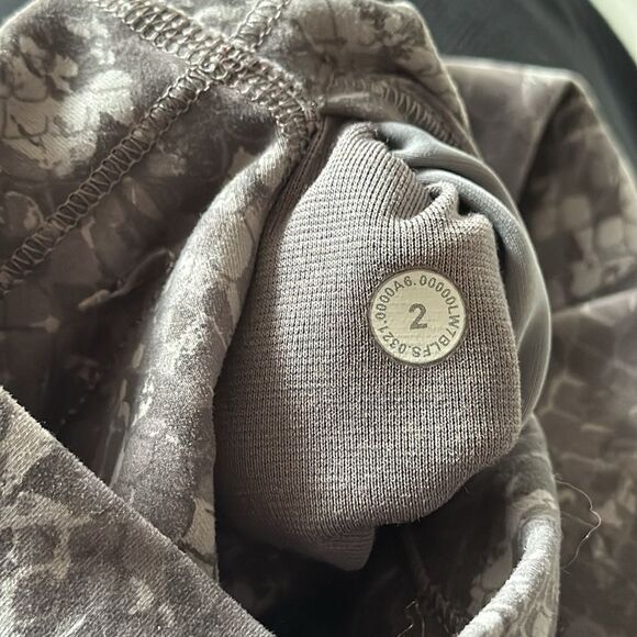 lululemon Wunder Train High-Rise Shorts 8" Lunar Rock Camo Sz2 - Picture 10 of 10